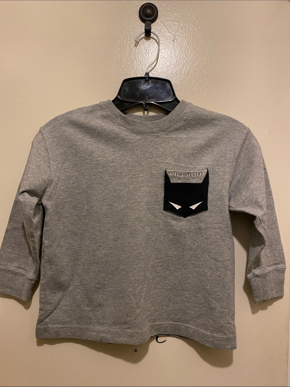 Warner Bros Kids Gray XS Long-Sleeve Pocket Tee with Black Batman Character. (C)